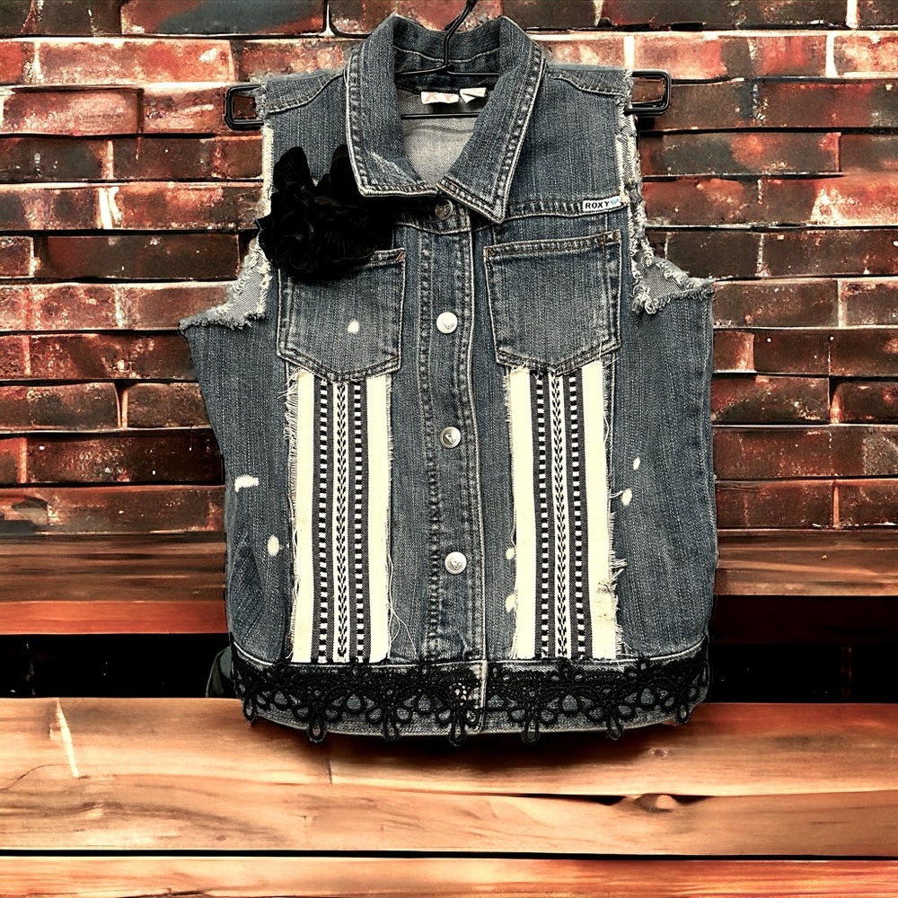 VINTAGE ROXY GIRLS JEAN VEST IN SIZE XL.